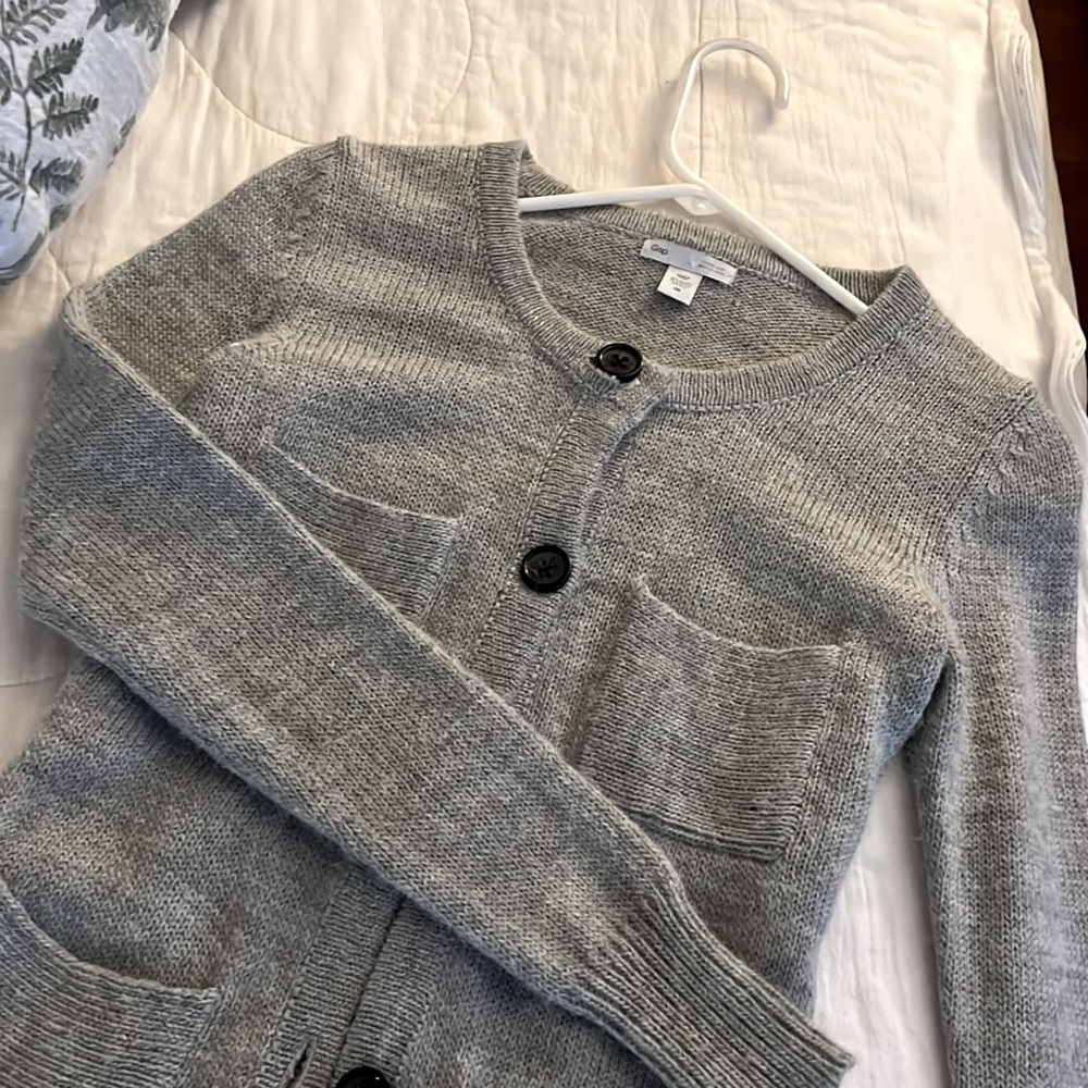 Gap women xs grey cardigan with black buttons